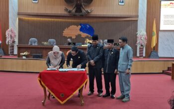 “Ketuk Palu”DPRD Bersama Pemkab Berau Tandatangani MoU Propemperda Tahun 2025, BUMK jadi sorotan.