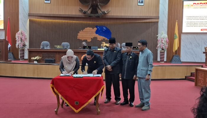 “Ketuk Palu”DPRD Bersama Pemkab Berau Tandatangani MoU Propemperda Tahun 2025, BUMK jadi sorotan.