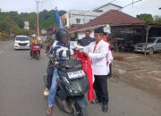 PKS Berau Bagikan Ratusan Bendera Merah Putih Sambut HUT RI ke-80