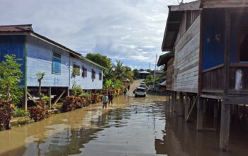 Hujan Deras Genangi Jalan Poros dan Kolong Rumah Warga di Kampung Punan Malinau