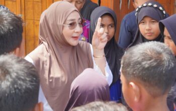 Bupati Berau Edukasi Anak-anak Tanjung Batu tentang Pentingnya Kebersihan Lingkungan