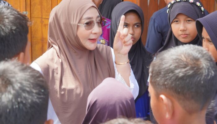 Bupati Berau Edukasi Anak-anak Tanjung Batu tentang Pentingnya Kebersihan Lingkungan