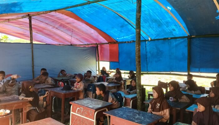 Siswa Belajar di Bawah Terpal, Masyarakat: Harus ada Perhatian Khusus
